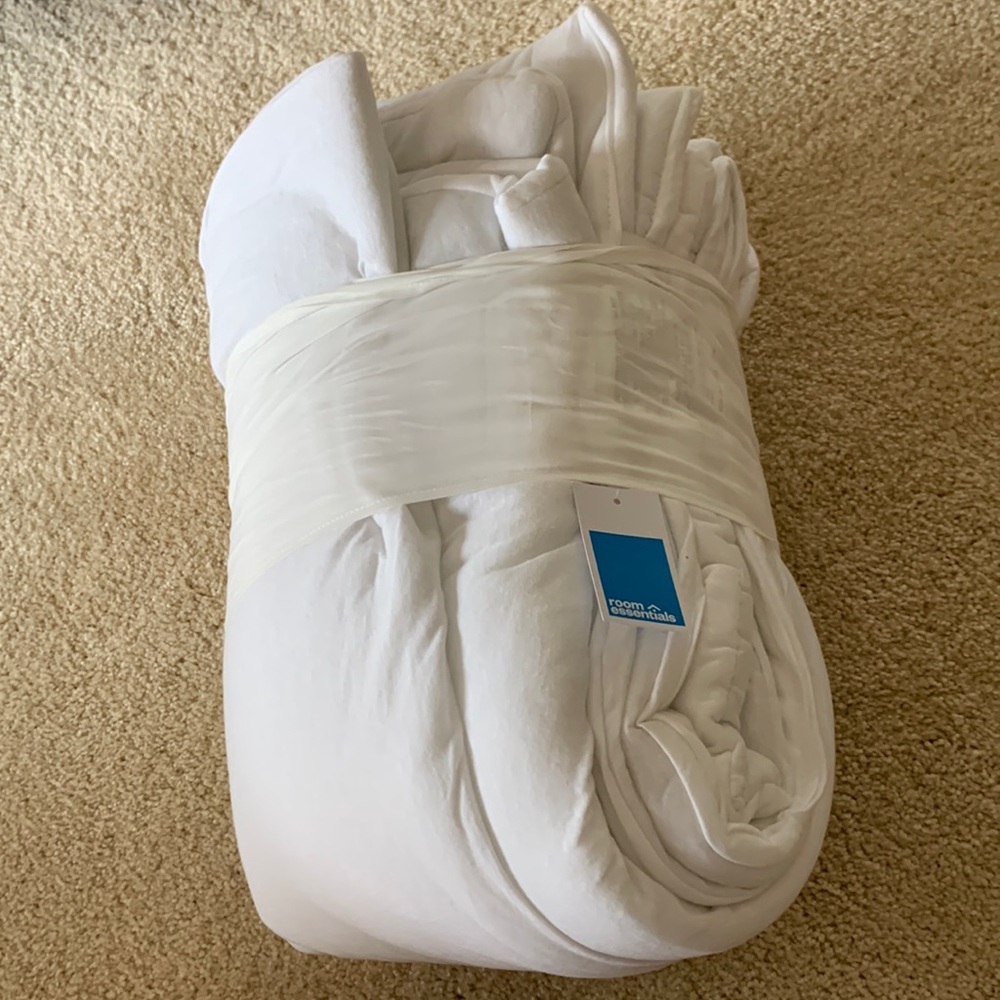 Room essentials white comforter twin xl BNWT